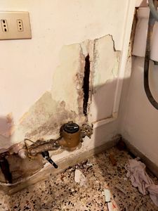 spandimento sotto traccia di un tubo principale acqua fredda