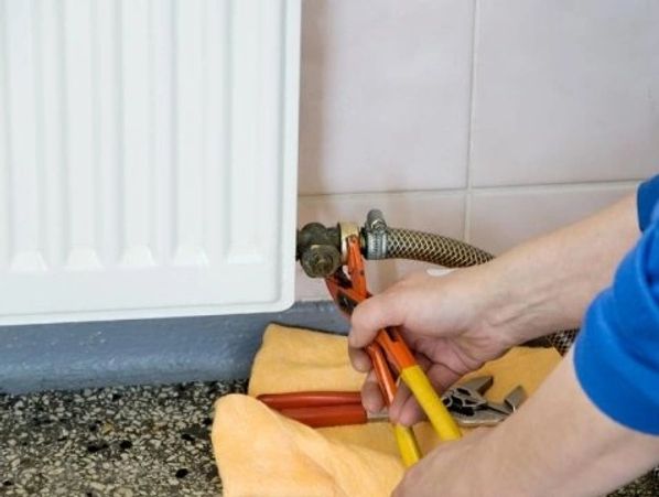 termosifone che perde viene svuotato professionalmente da un tecnico