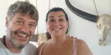 La anfitriona más simpática de Sumba habla perfectamente inglés 