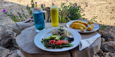 Desayunando en hotel de Wainapu en Sumba norte-este