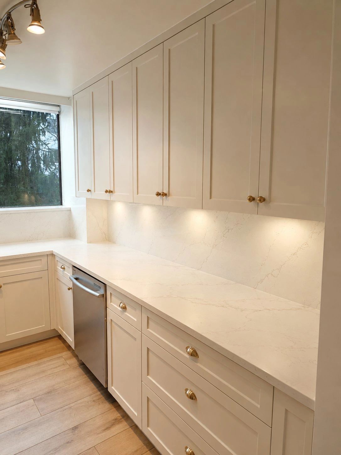 North Vanocuver Condo
Creamy White Modern-Vintage Style 