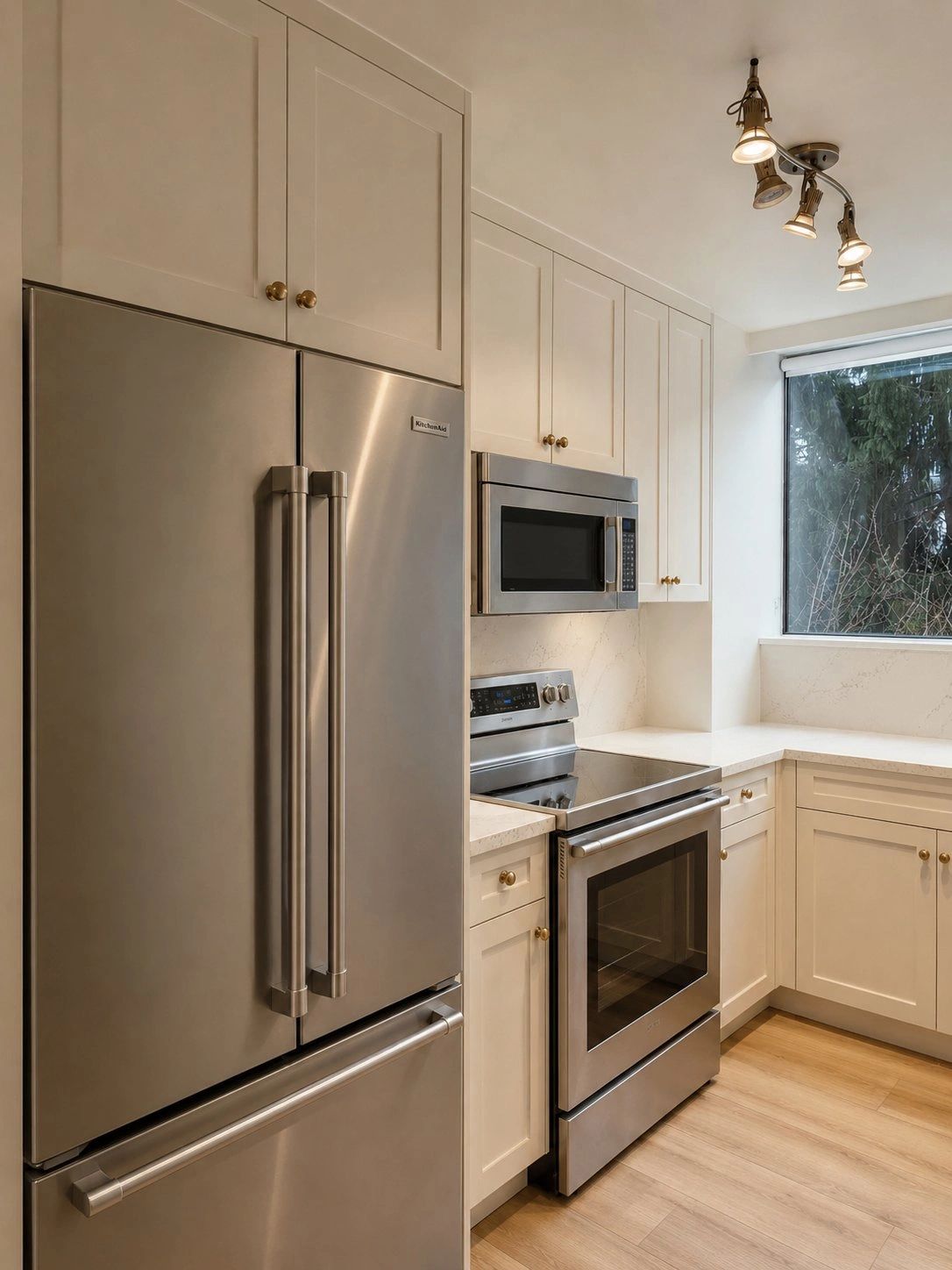 North Vanocuver Condo
Creamy White Modern-Vintage Style 