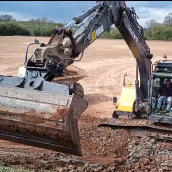 Abiljo tilting grading bucket on a Volvo EC140 excavator 