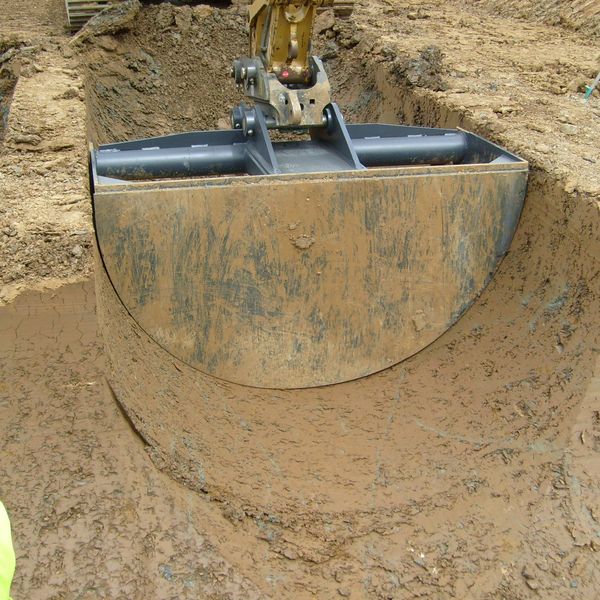 Round pipe trenching bucket for pipeline digging