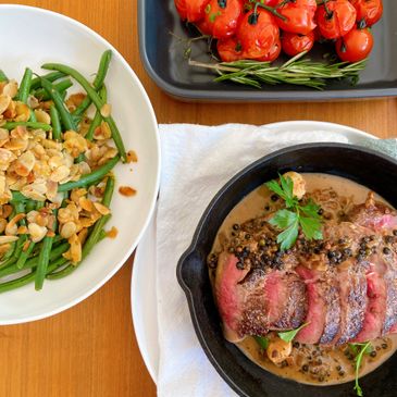 seared rib eye steak with green beans and tomato