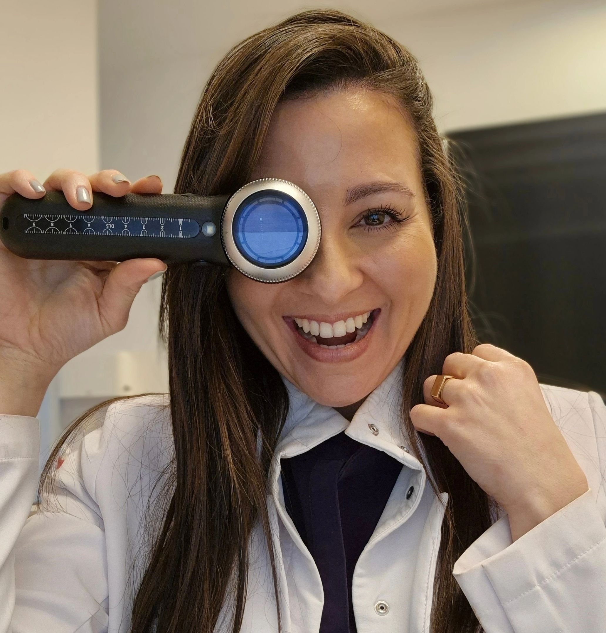 Dra. soriendo con dermatoscopio