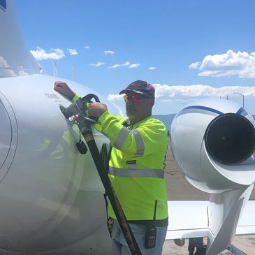 Line Technician fueling a HondaJet at Sedona Airport.

09 July 2022, 1400L