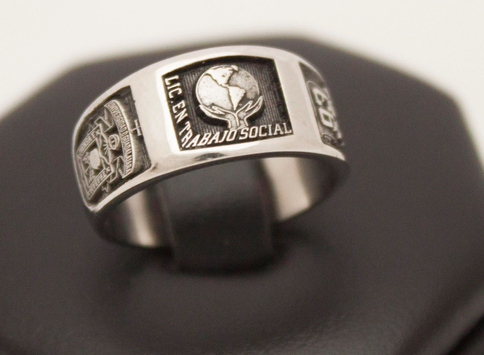 Anillo ABOGADO, LIC. EN DERECHO 3