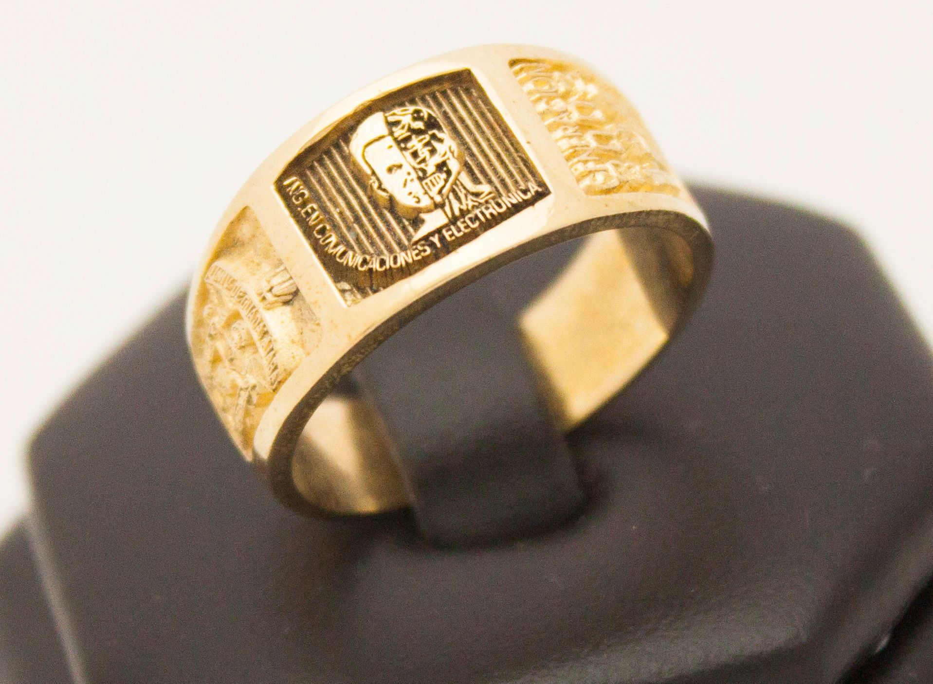 Anillo LIC. EN CIENCIAS DE LA COMUNICACION 1