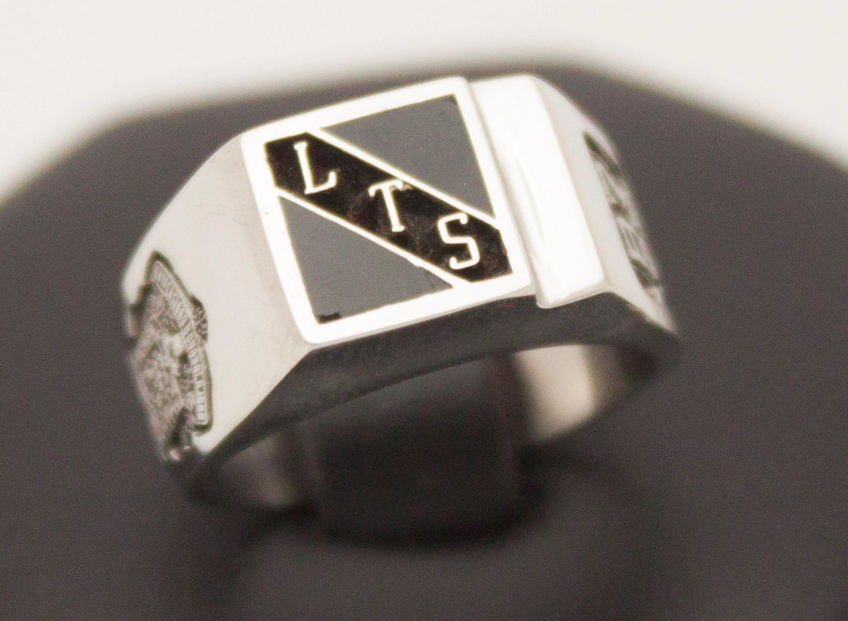 Anillo ABOGADO, LIC. EN DERECHO 13