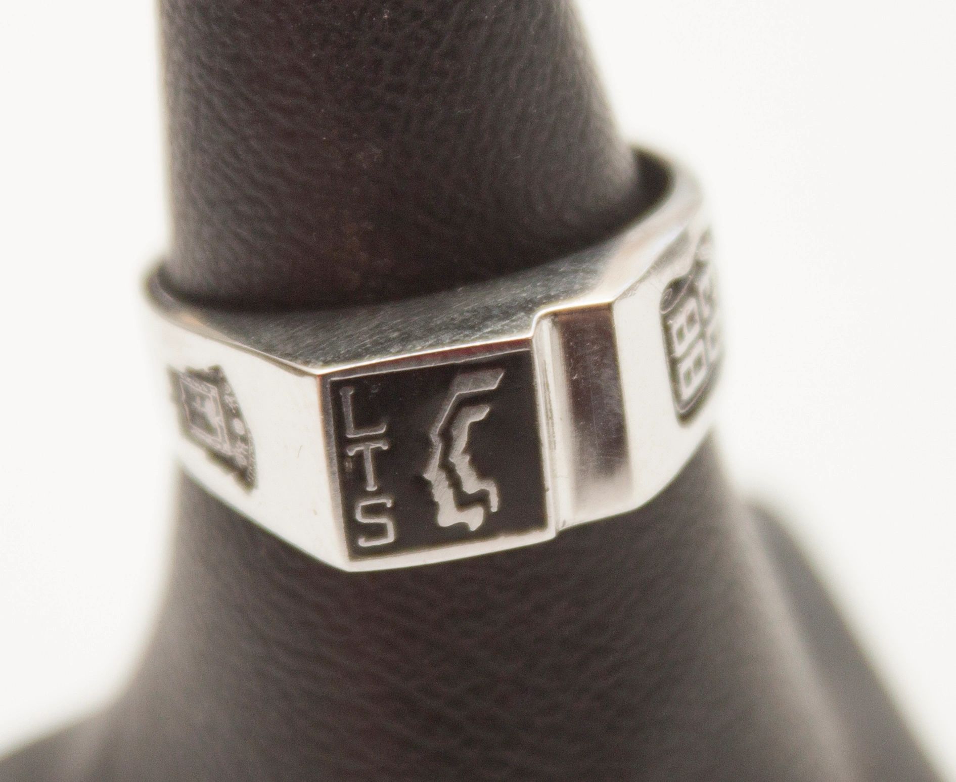Anillo ABOGADO, LIC. EN DERECHO 11