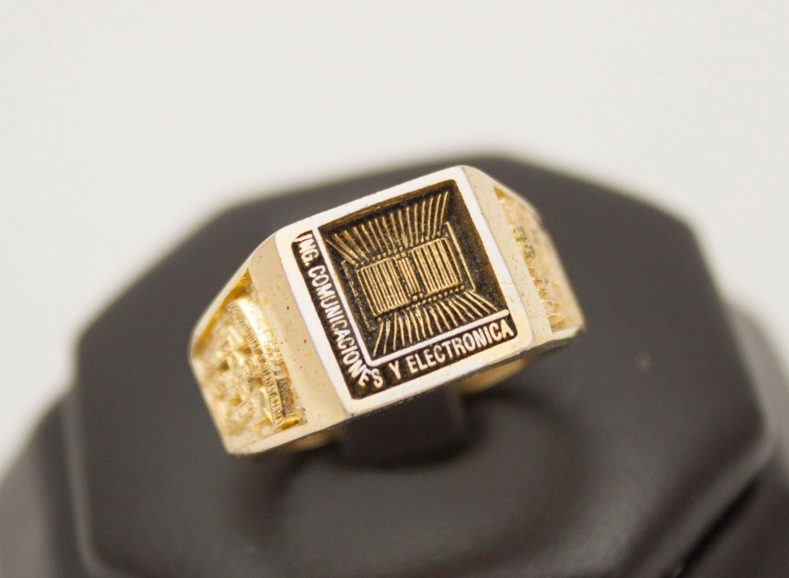 Anillo LIC. EN CIENCIAS DE LA COMUNICACION 4