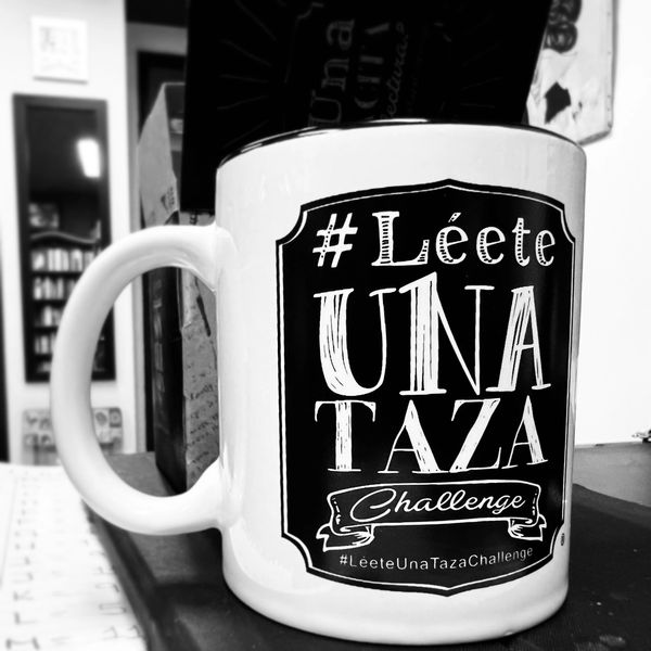 Taza blanca con texto en español para el reto #LéeteUnaTazaChallenge.