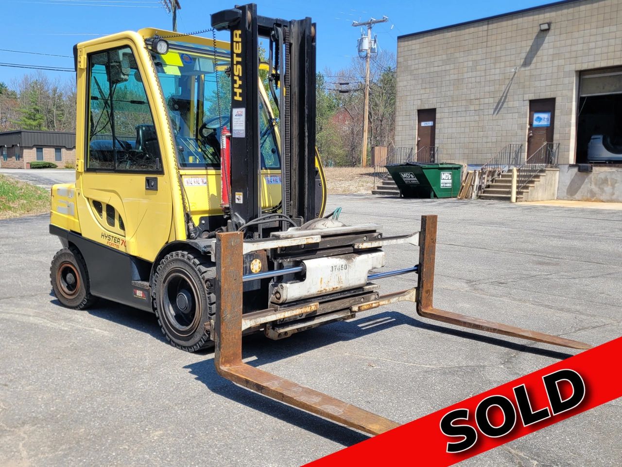 SOLD 2013 HYSTER H70FT FORKLIFT WITH ROTATING FORK CLAMP outside of industrial building at jaw sales