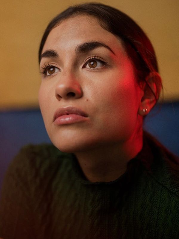 Claudia Gastulo representando la sección de Nuestra Misión de AGR Agency.