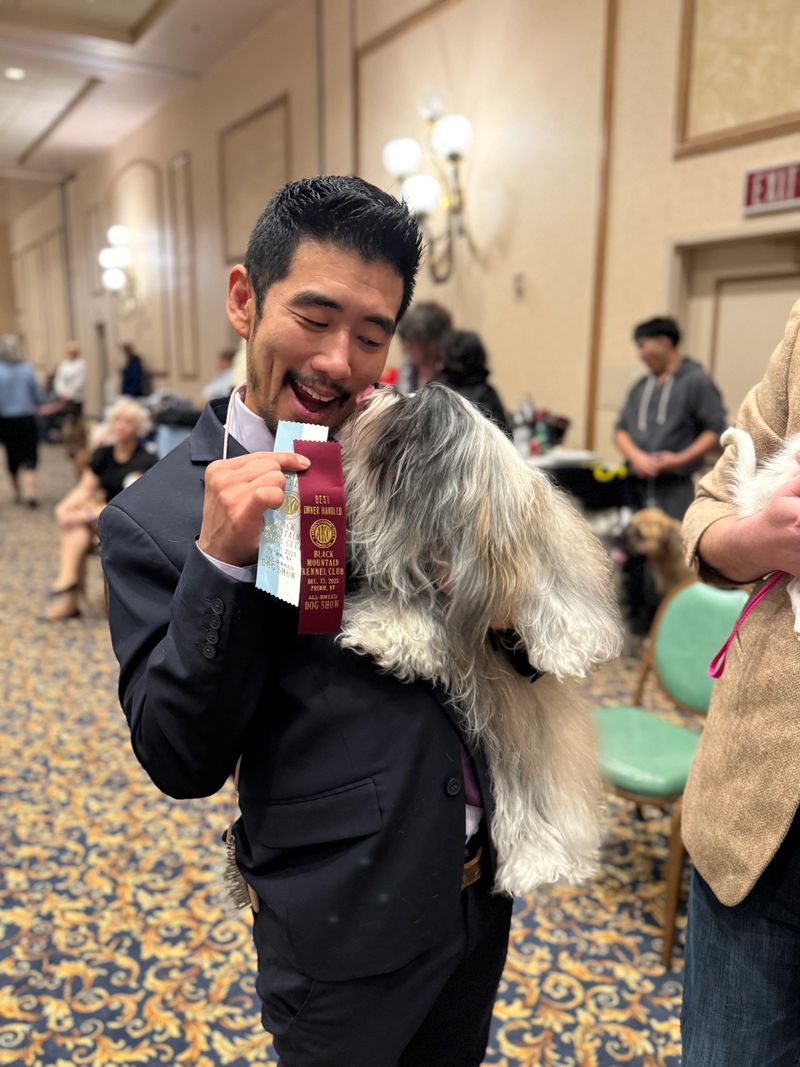 Cleo gives Victor a kiss after winning Select Bitch and Best Owner-Handled in Breed at Black Mountain Kennel Club of Nevada
