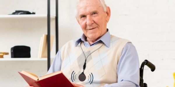 Intelligente Wearables für ältere Menschen, um Pflegekräfte um Hilfe zu bitten