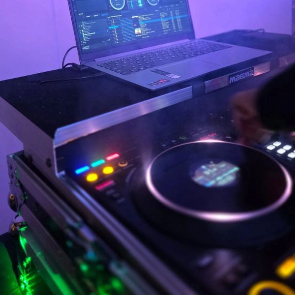 Wedding DJ BrandanV - Using the best from Chavet and Pioneer. Tie The Knot with me!
