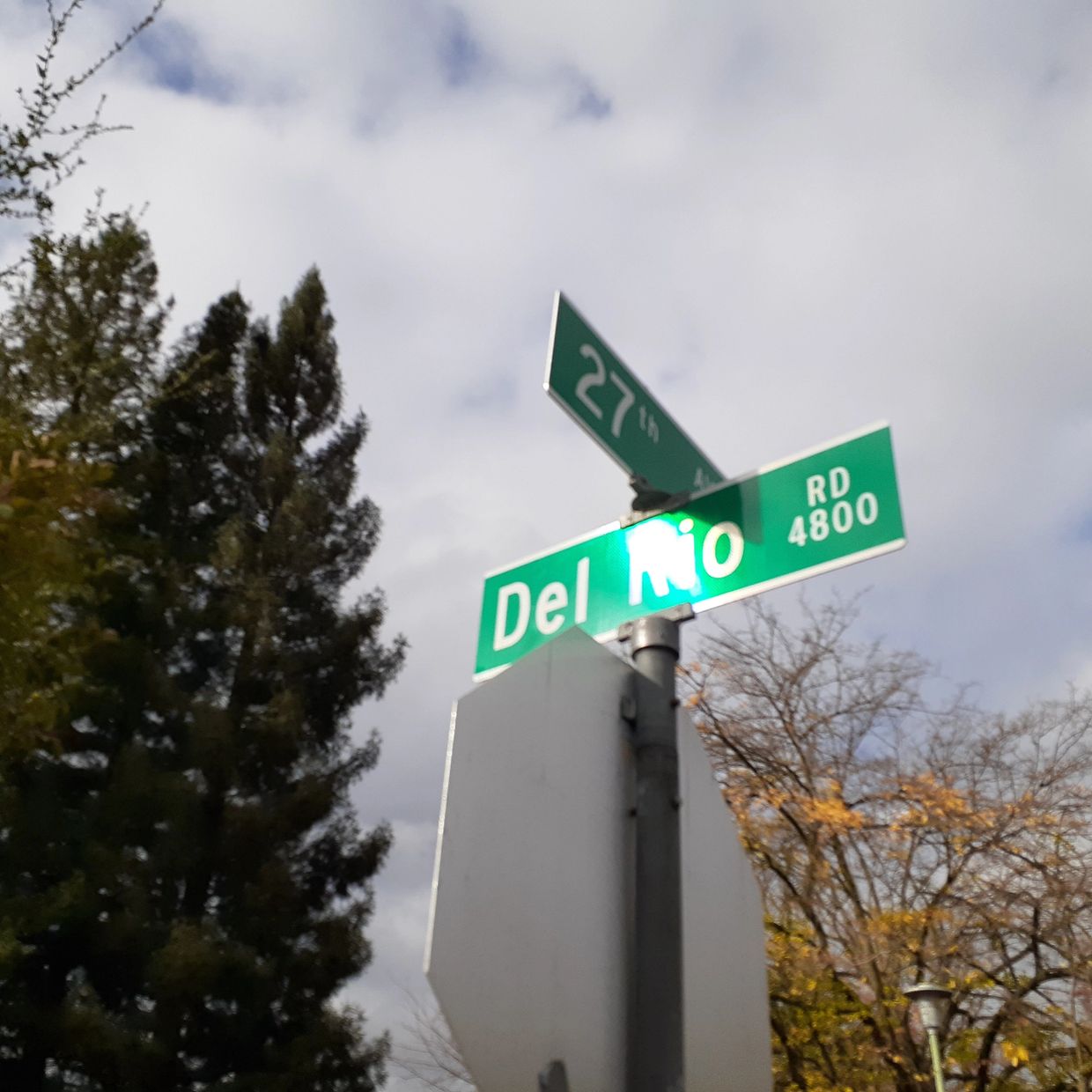 Street signs for Del Rio Rd and 27th Ave.