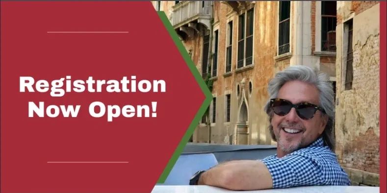 Uomo sorridente con occhiali da sole e iscrizione "Registration Now Open!"