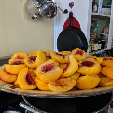 peaches cut into two on the tray 