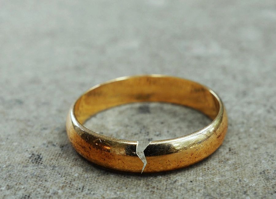Broken wedding ring symbolizing infidelity 