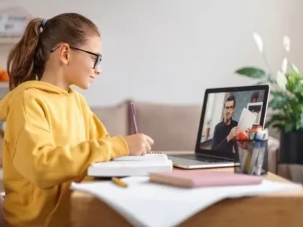 Ohne lange Anfahrtswege verbessern die Primarschüler ihre Mathenoten mit der online Nachhilfe Mathe.