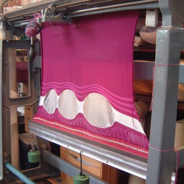 Wired and tangled knitted fabric on industrial knitting machine
