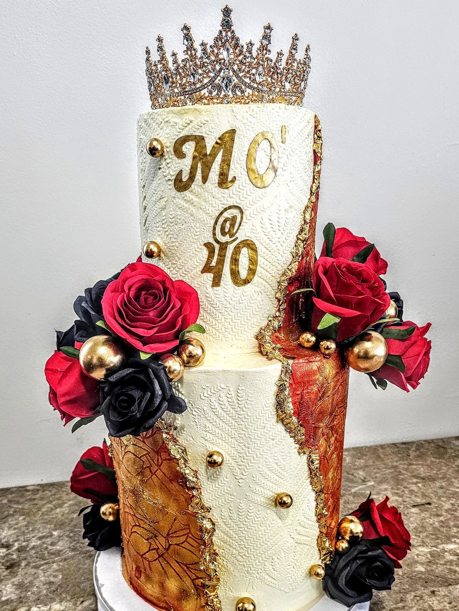 40th birthday cake gold black red 2 tier crown glitter grown wiith Rose flowers. 