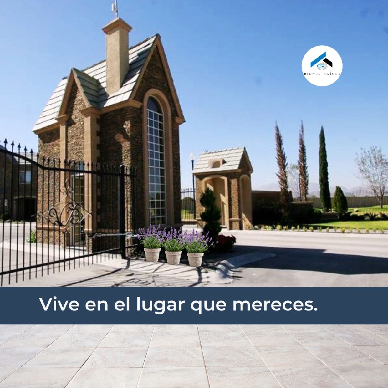 Entrada elegante de un fraccionamiento cerrado con portón y flores.