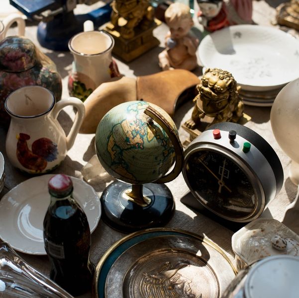 This image illustrates how our team organizes your estate liquidation sale, maximizing your profits!