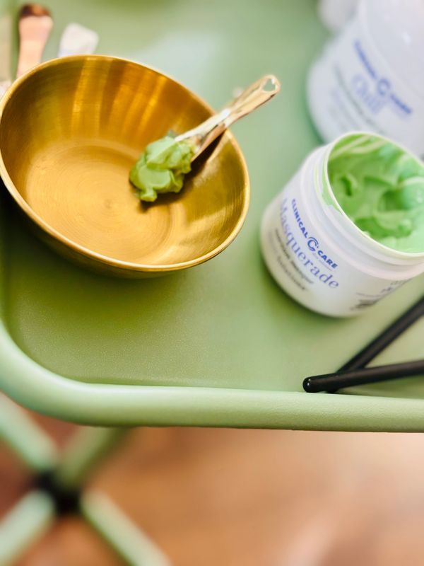 Face mask designed for tightening and brightening the skin 