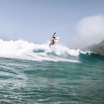 Un surfista sobre una ola.