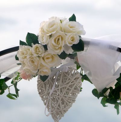 Ausschnitt aus weisser Rosen Deko mit Herz - Hochzeit auf Antigua 