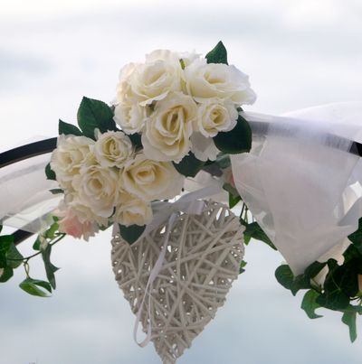 Ausschnitt aus weisser Rosen Deko mit Herz - Hochzeit auf Antigua 