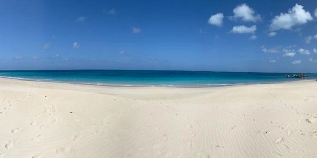Jolly Beach - weisser Puder-Sand-Strand im Weitwinkel mit Blick auf das blaue Meer