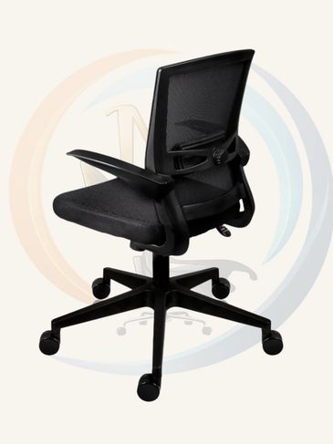 Silla de oficina negra con respaldo de malla.