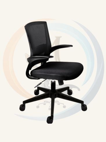 Silla de oficina negra con ruedas y respaldo de malla.