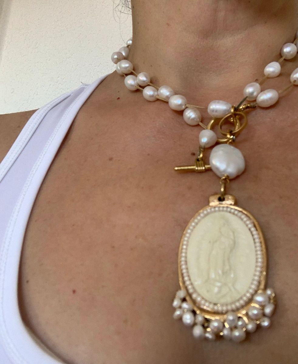 Collar largo de perlas de río e hilo con medalla de la Virgen de Guadalupe