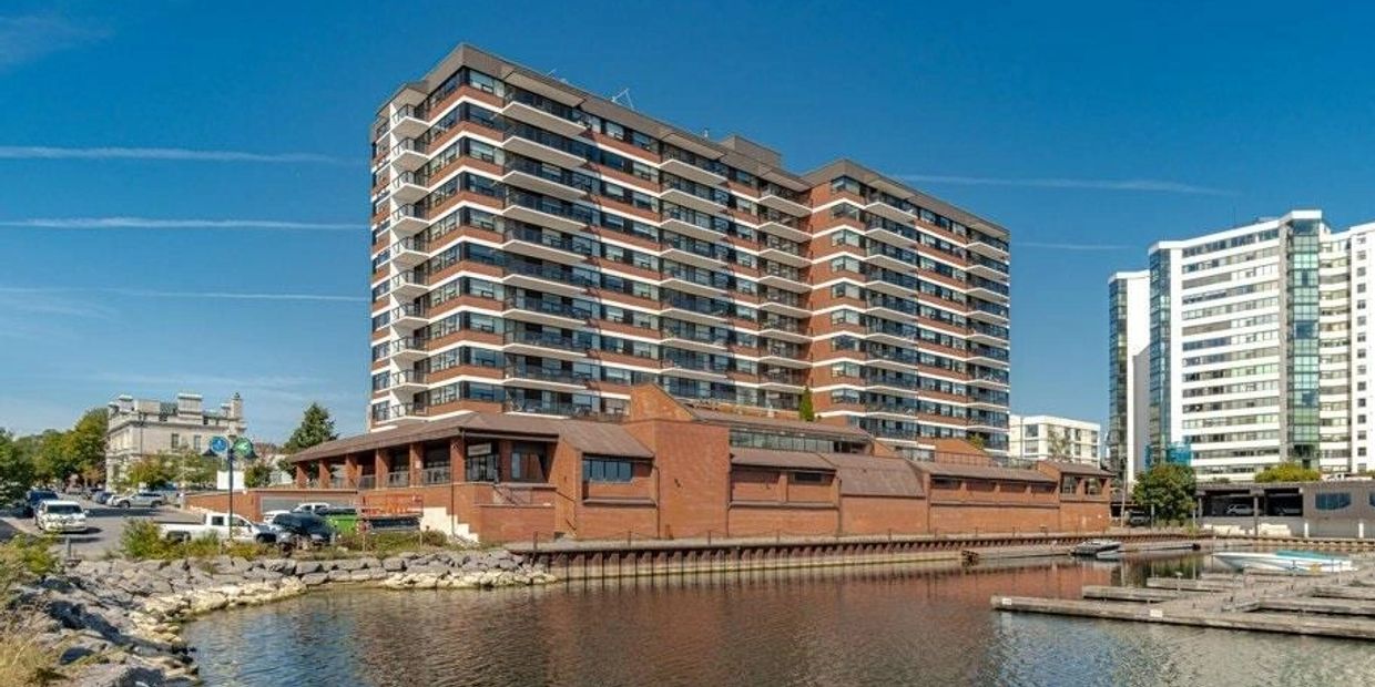 165 Ontario St, The Landmark Condo: Downtown luxury waterfront, cultural access, refined amenities