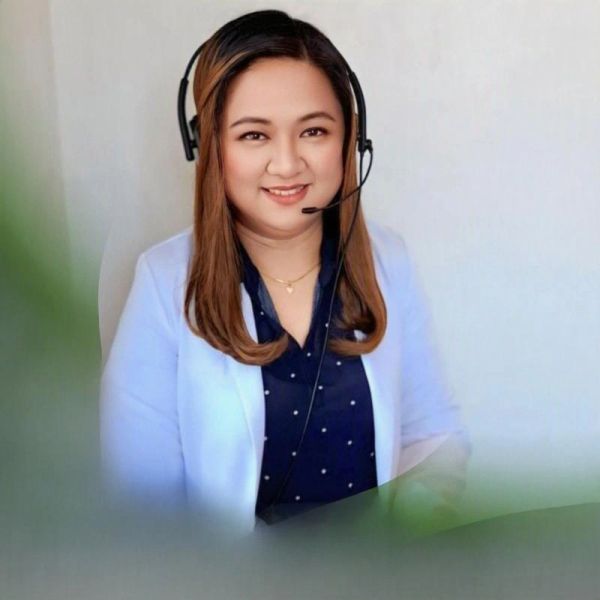 Smiling woman with headset in professional attire.
