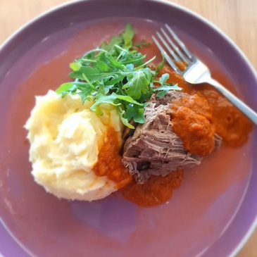 Plato del menú del día, carne mechada de libre pastoreo, con puré de papas nativas