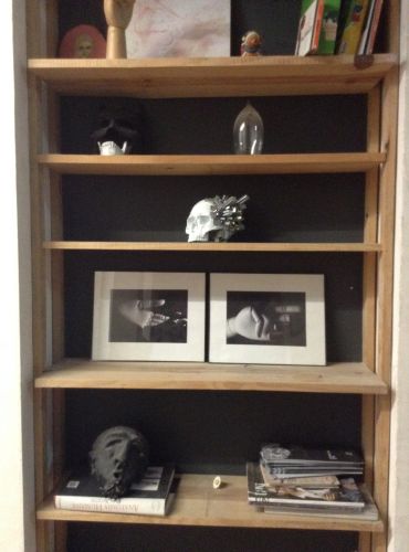 Estantería con objetos artísticos en blanco y negro.