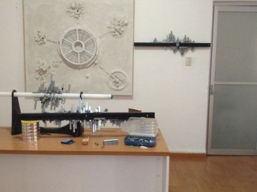Mesa con herramientas y piezas metálicas en un taller.