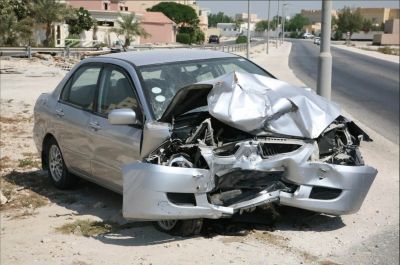 Auto gris con daño severo en la parte frontal.