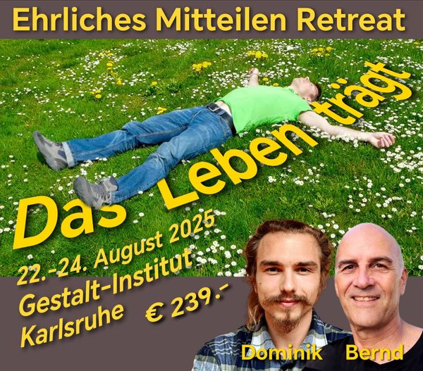 Mann liegt entspannt auf einer Wiese, Promo für Ehrliches Mitteilen Retreat 2025.