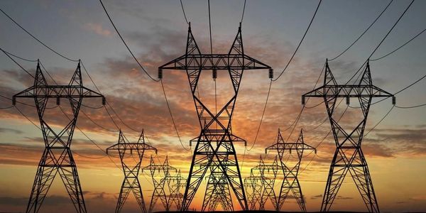 Torres eléctricas al atardecer.