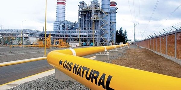 Tubería amarilla de gas natural en planta industrial.