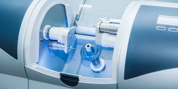 Machine industrielle avec éléments rotatifs transparents.