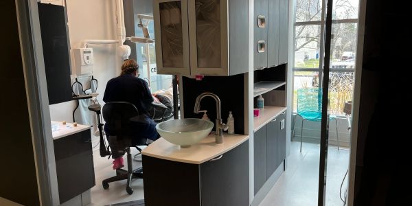 Cabinet moderne avec un professionnel et un patient.
